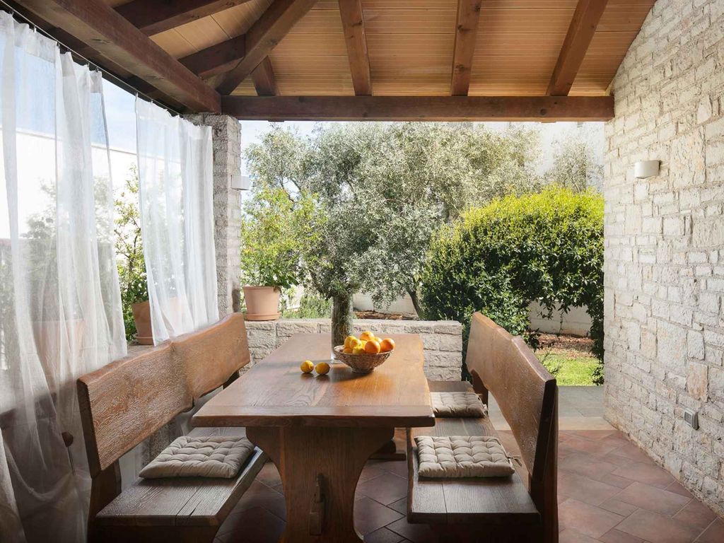 Apartment mit Garten und Terrasse für 4 Personen im Zentrum von Novigrad, 200 Meter vom Strand entfernt, Parkplatz inklusive