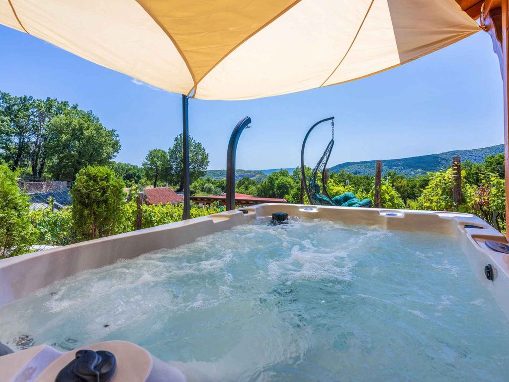 Ferienhaus mit Whirlpool und Sonnenterrasse