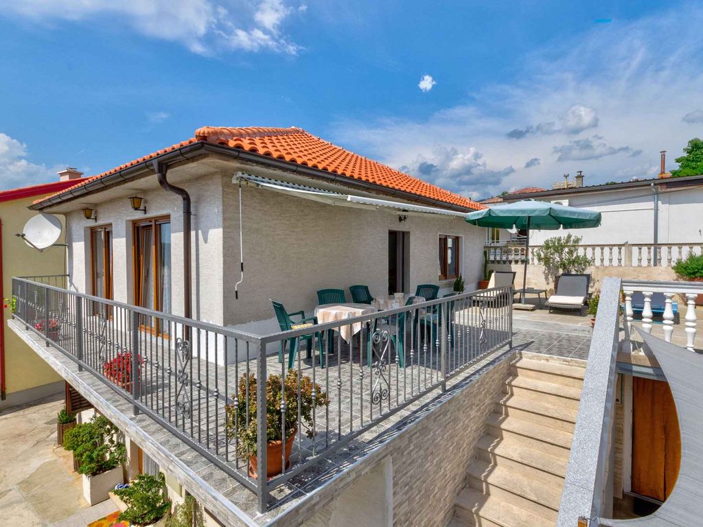 Studio mit einer großen Terrasse