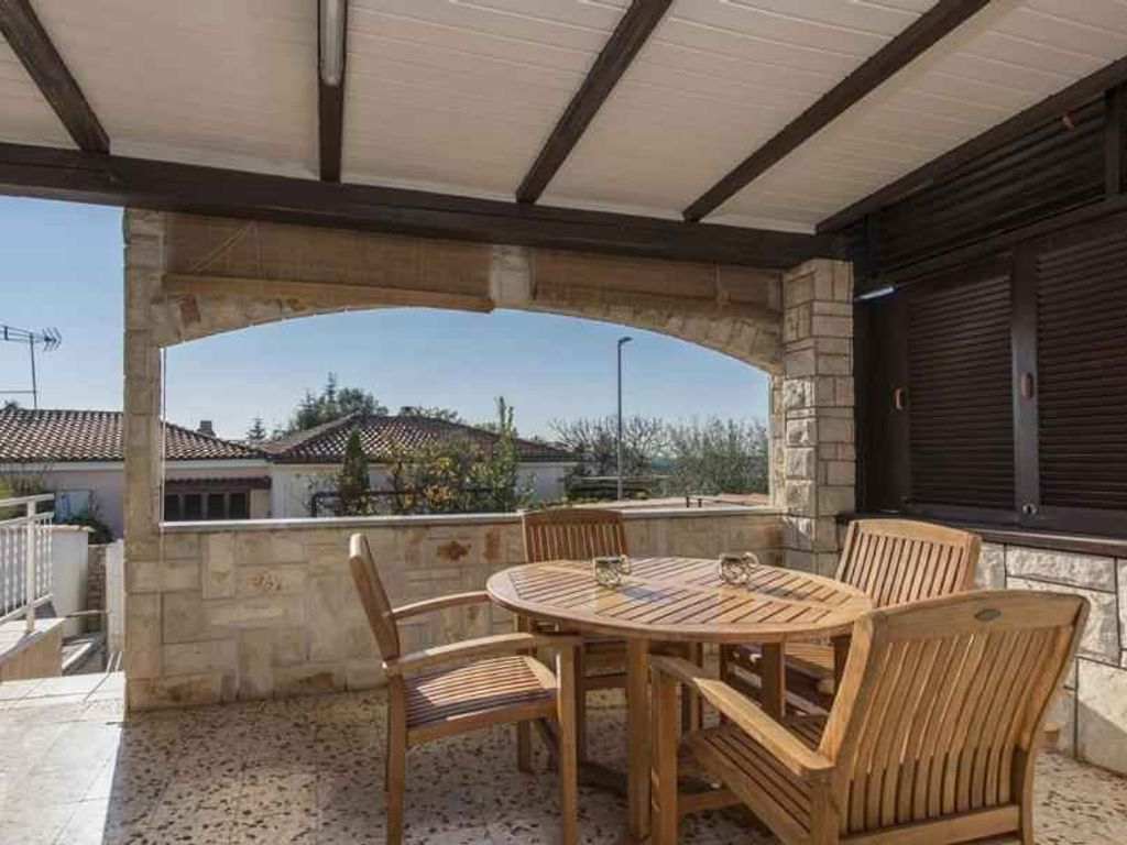 Ferienwohnung mit überdachter Terrasse mit Meerblick
