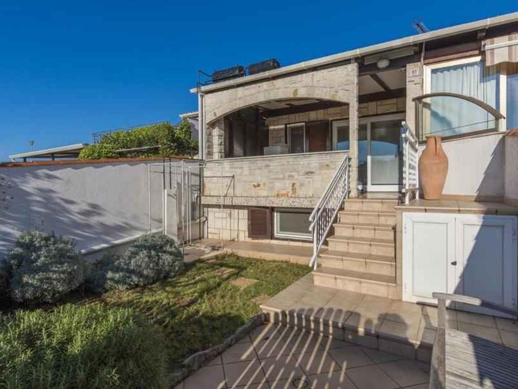Ferienwohnung mit überdachter Terrasse mit Meerblick