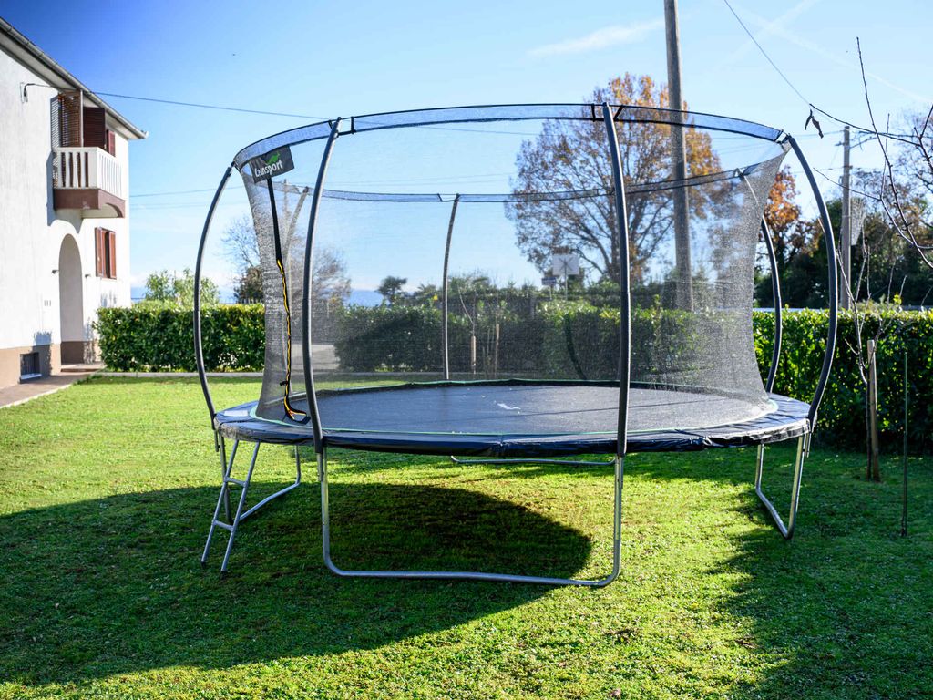Ferienhaus mit Außenpool, Kinderspielplatz, Trampolin und Grill