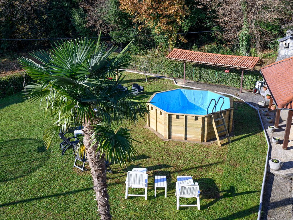 Ferienhaus mit Außenpool, Kinderspielplatz, Trampolin und Grill