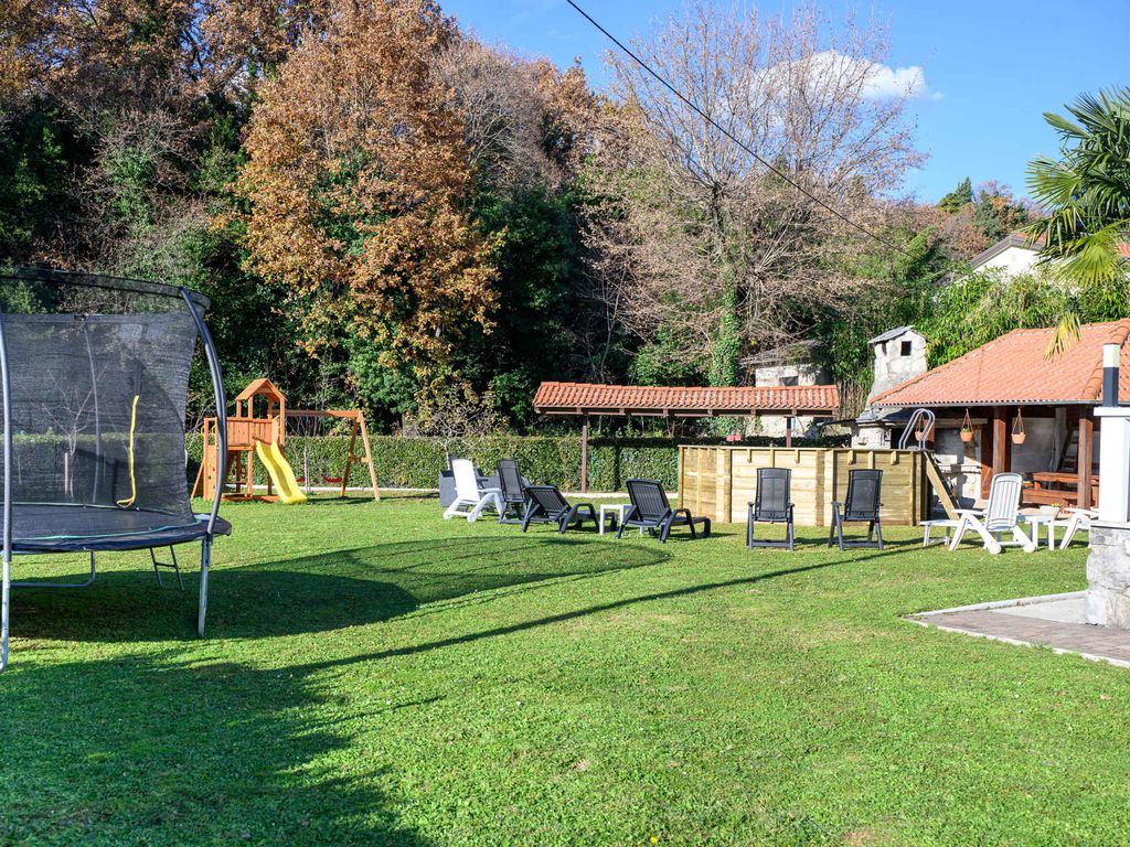 Ferienhaus mit Außenpool, Kinderspielplatz, Trampolin und Grill