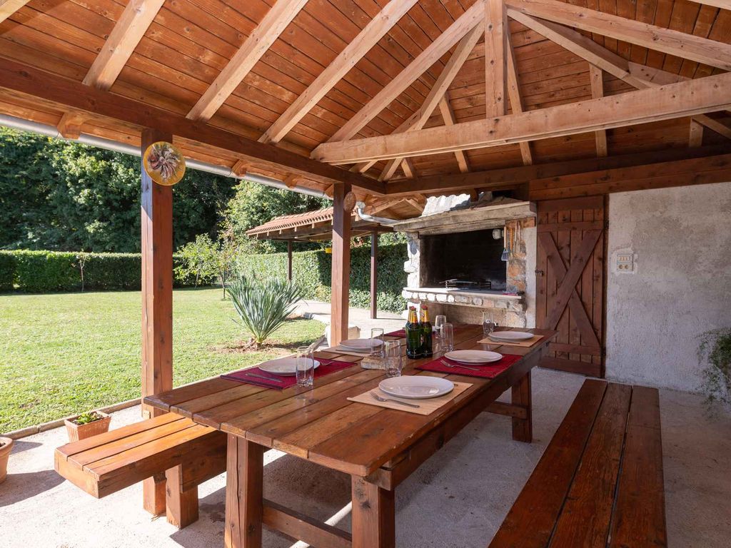 Ferienhaus mit Außenpool, Kinderspielplatz, Trampolin und Grill
