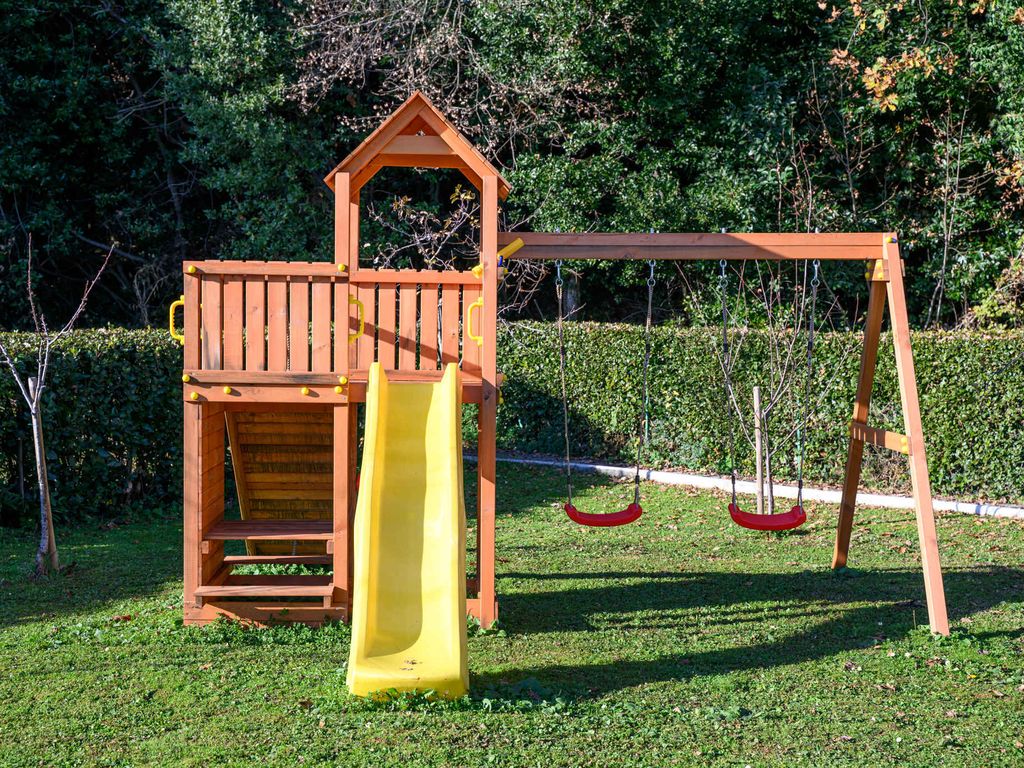Ferienhaus mit Außenpool, Kinderspielplatz, Trampolin und Grill