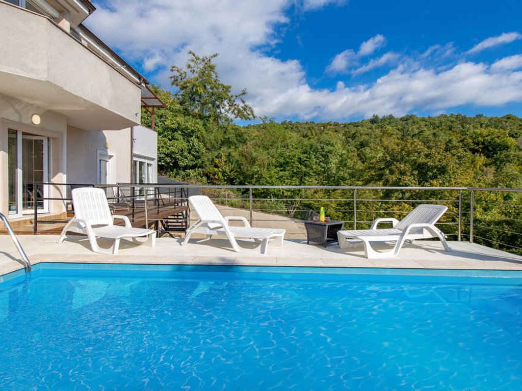 Ferienhaus mit Terrasse und Pool