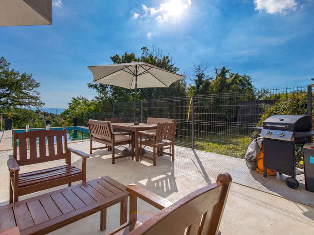 Ferienhaus mit Terrasse und Pool
