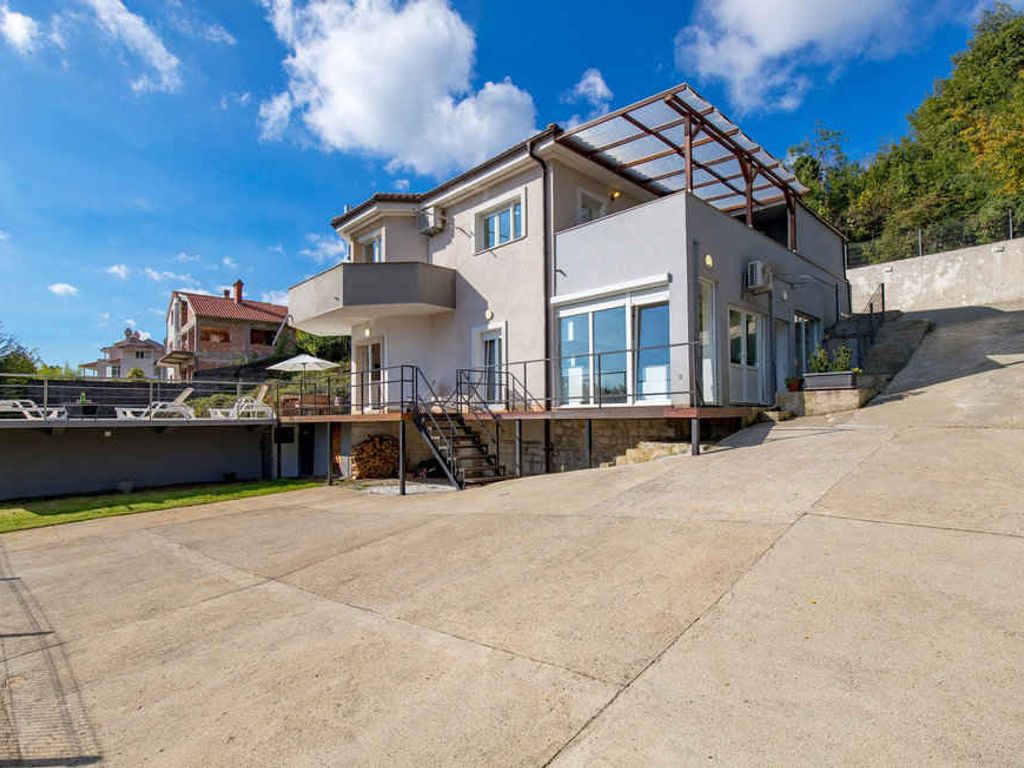Ferienhaus mit Terrasse und Pool
