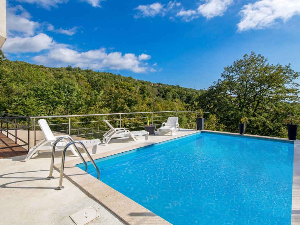 Ferienhaus mit Terrasse und Pool