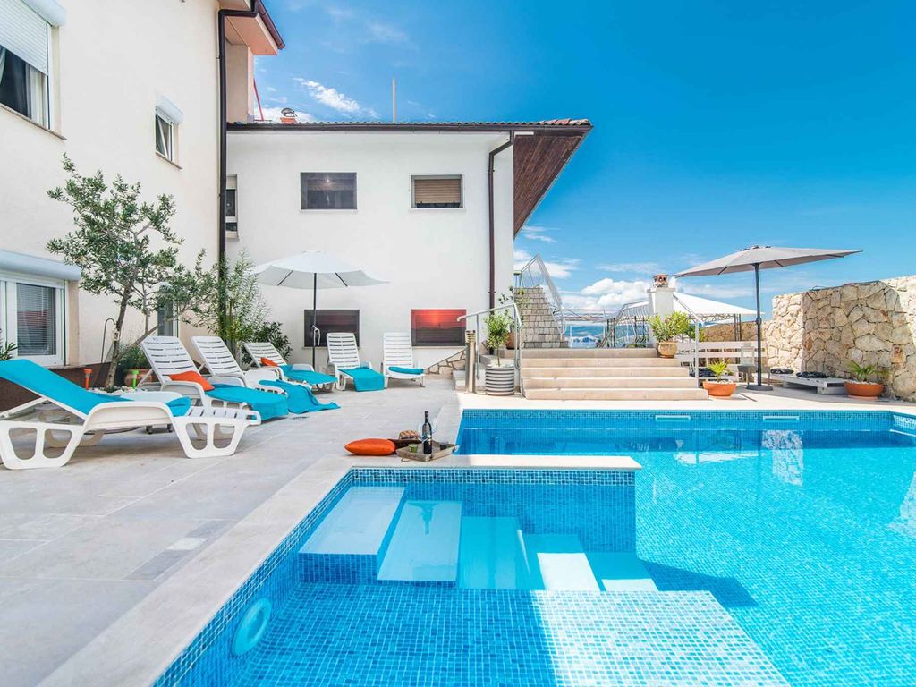 Ferienwohnung mit Außenpool, Sauna und Fitnessgeräten