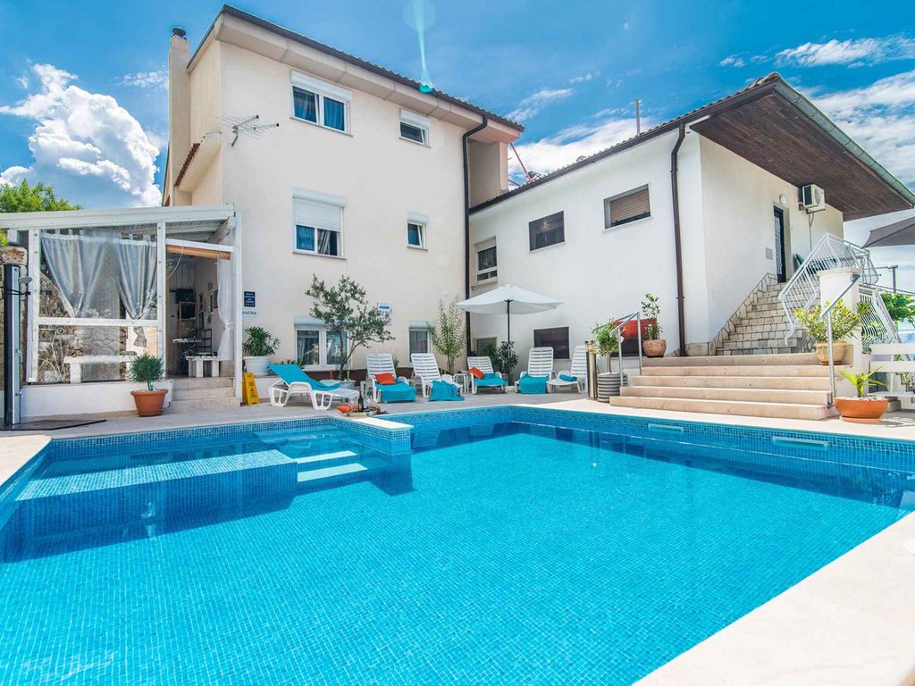 Ferienwohnung mit Außenpool, Sauna und Fitnessgeräten