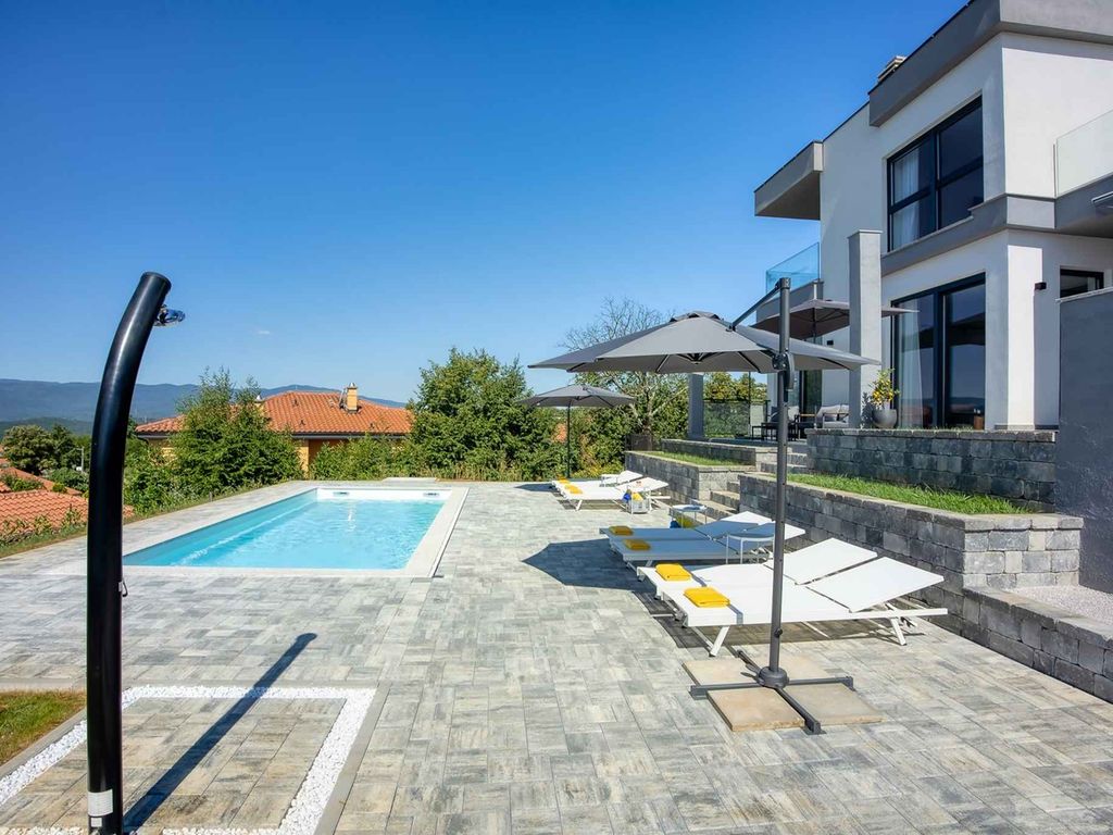 Villa mit Swimmingpool und Klimanlage