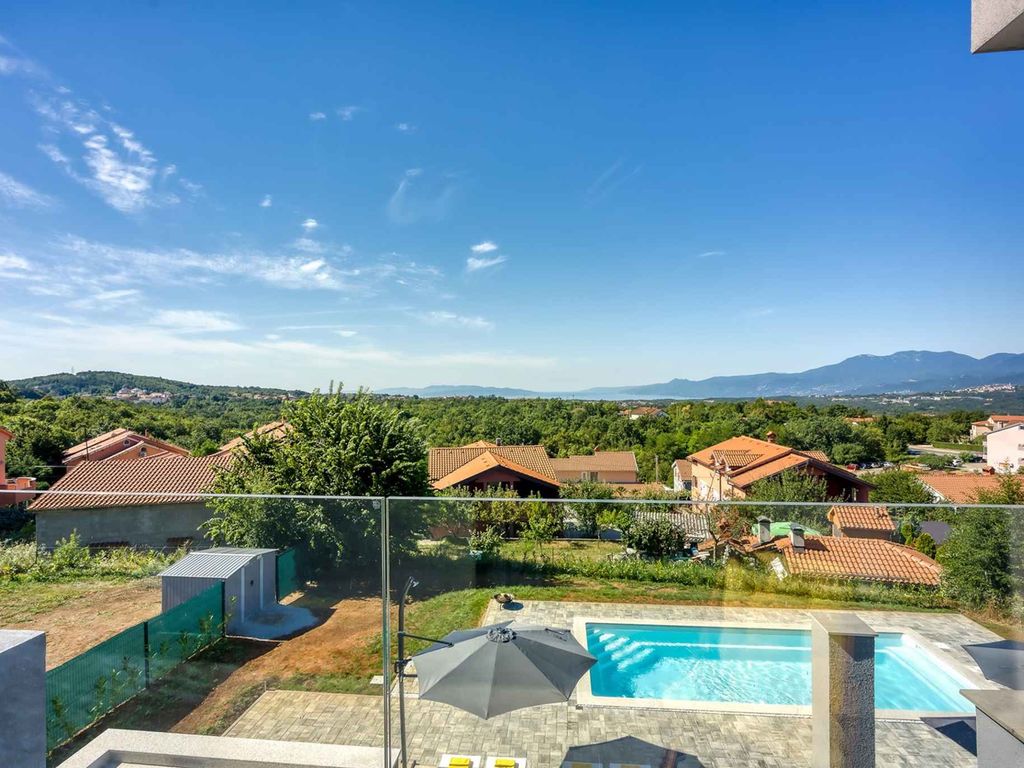 Villa mit Swimmingpool und Klimanlage