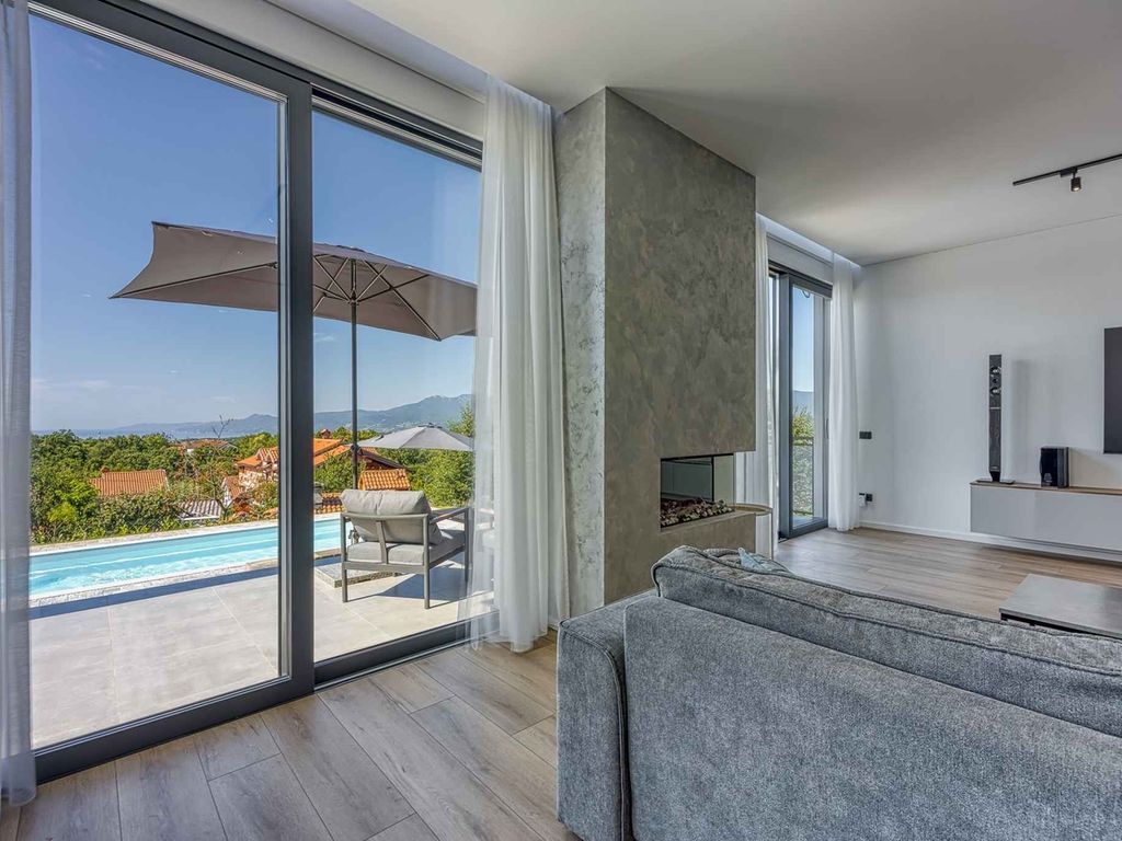 Villa mit Swimmingpool und Klimanlage