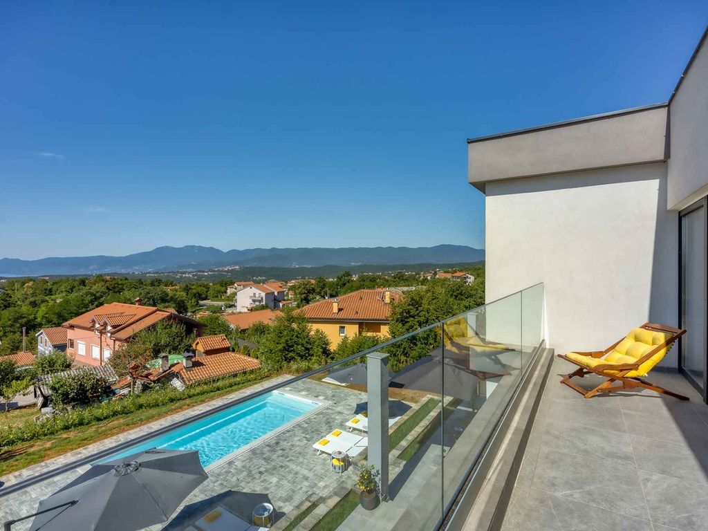 Villa mit Swimmingpool und Klimanlage