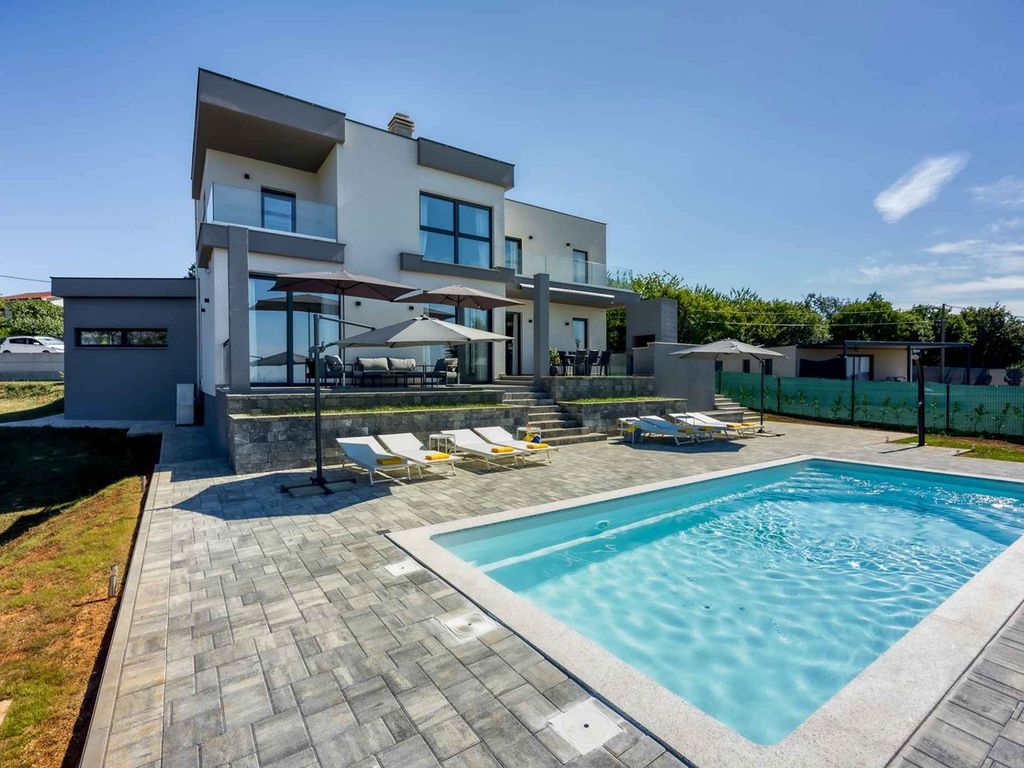 Villa mit Swimmingpool und Klimanlage