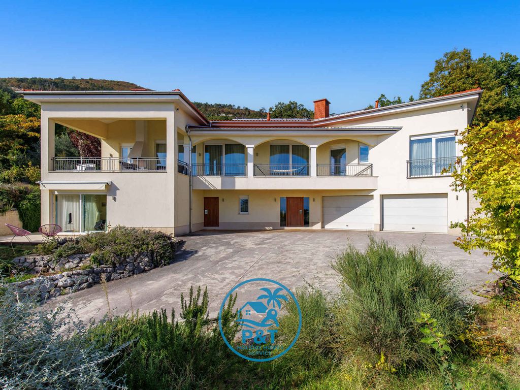 Ferienhaus mit Pool und Meerblick