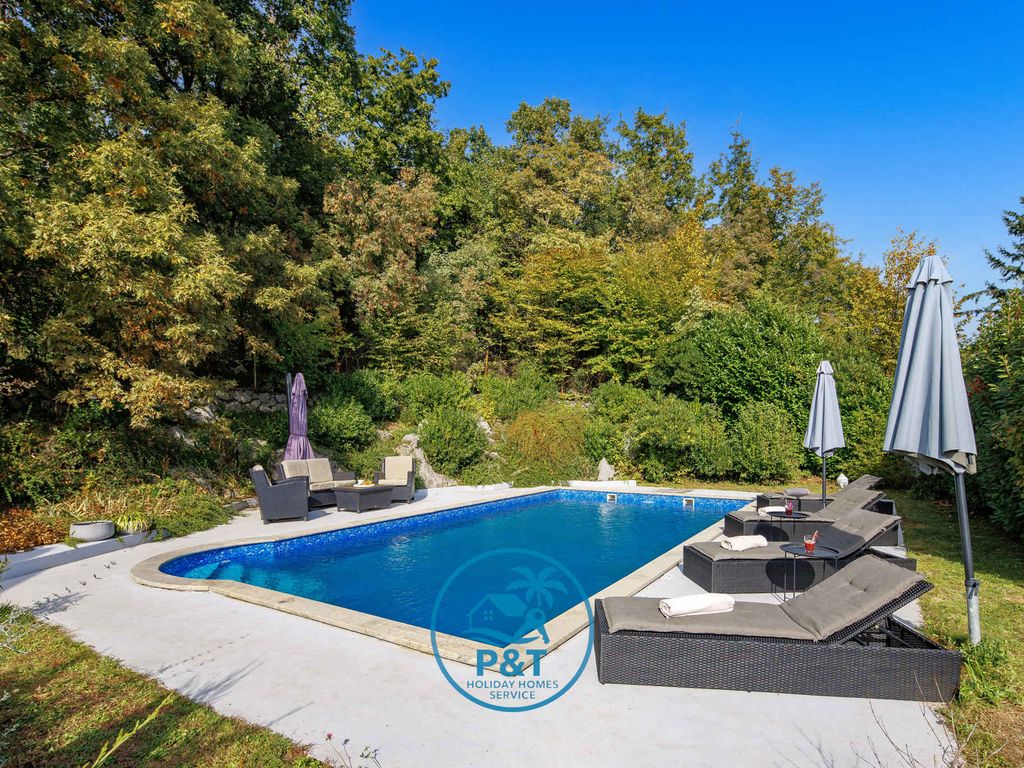 Ferienhaus mit Pool und Meerblick
