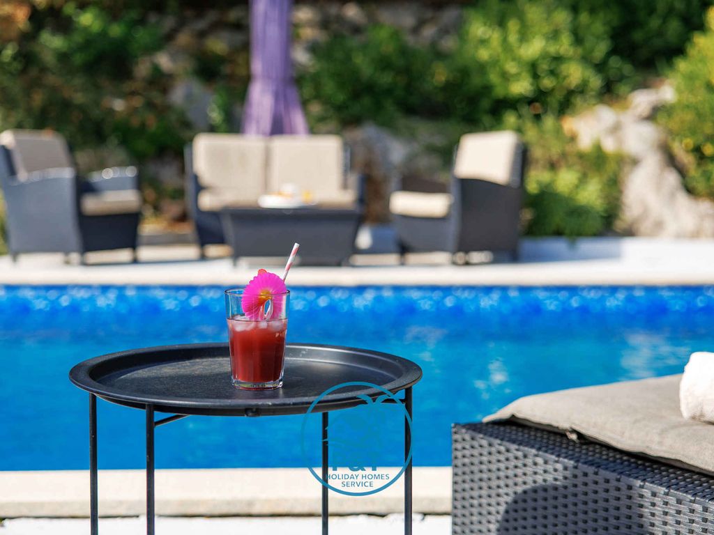 Ferienhaus mit Pool und Meerblick