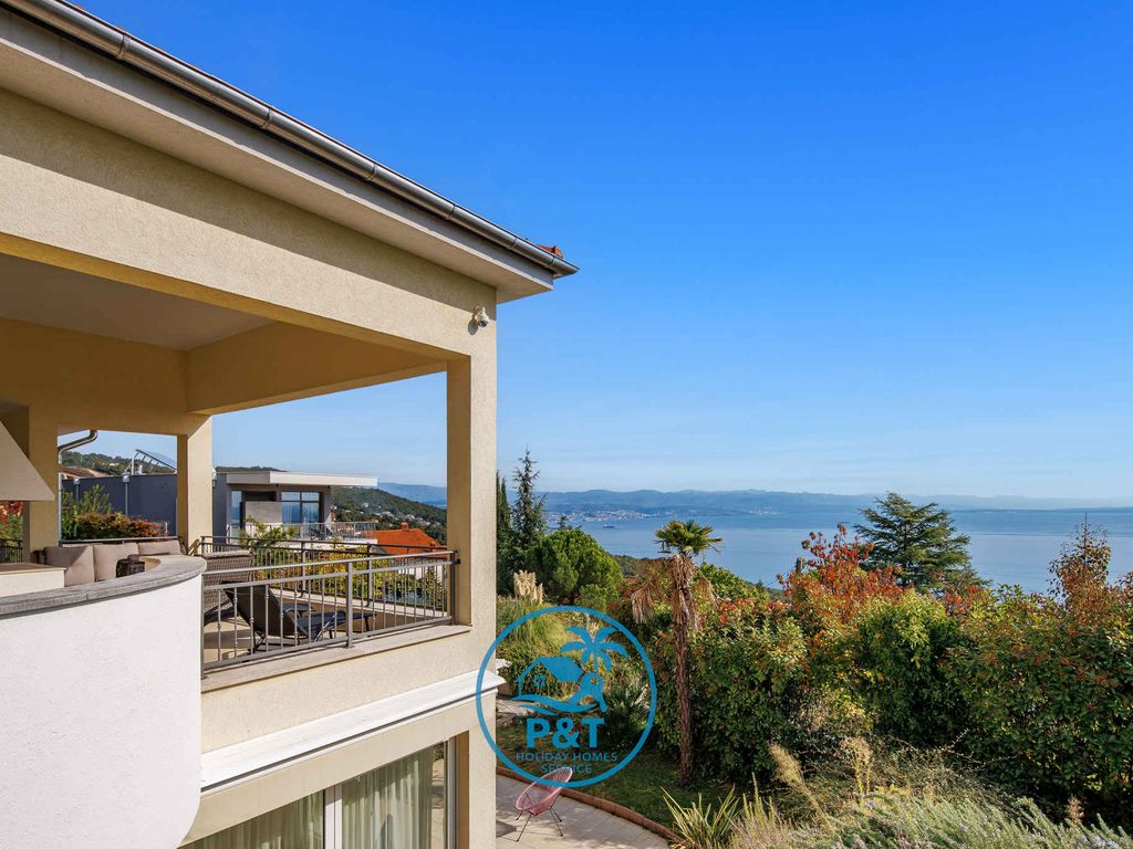 Ferienhaus mit Pool und Meerblick