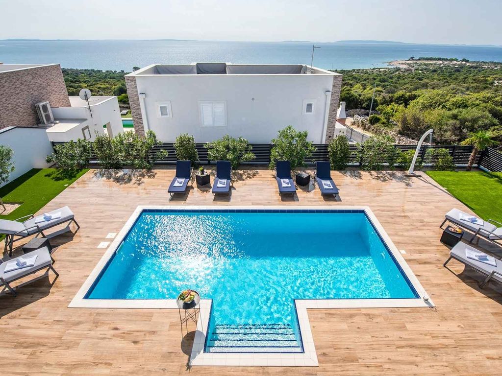 Villa mit Pool und Meerblick