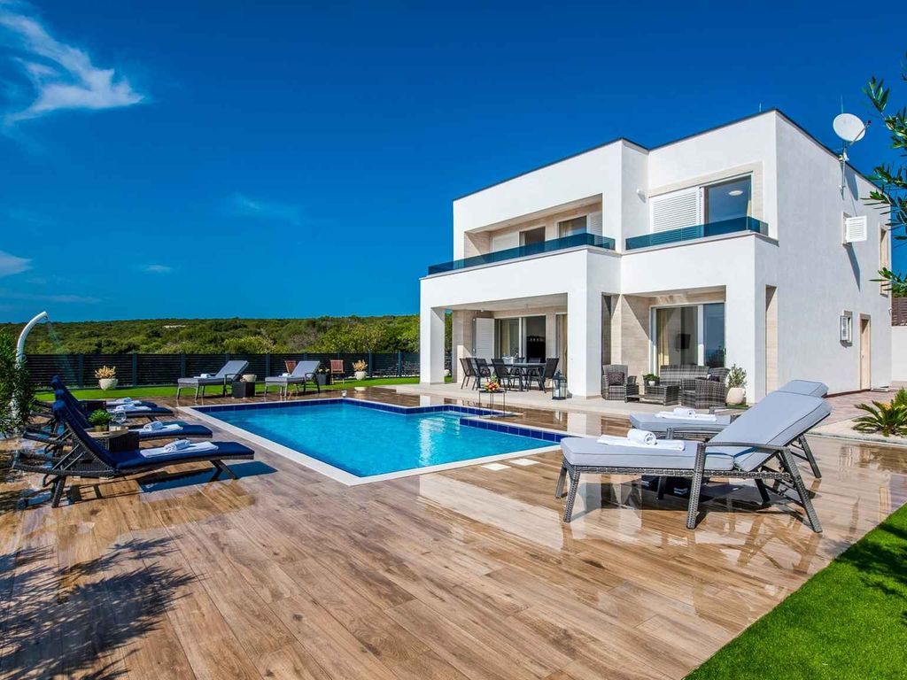 Villa mit Pool und Meerblick
