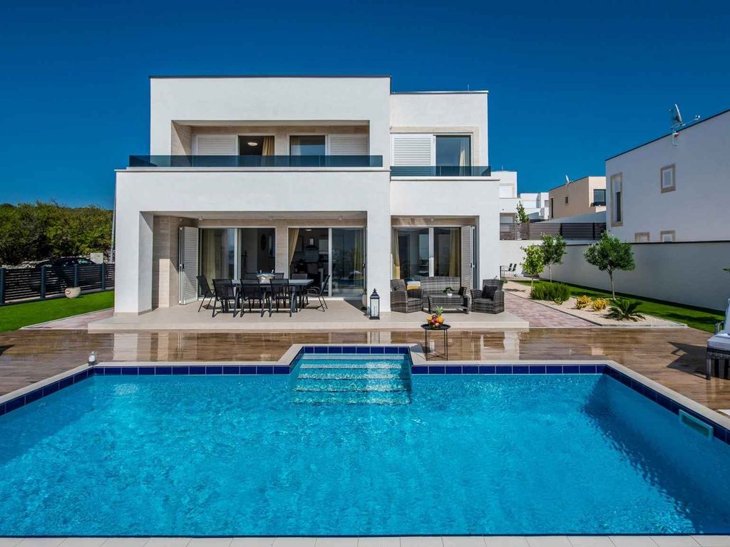 Villa mit Pool und Meerblick