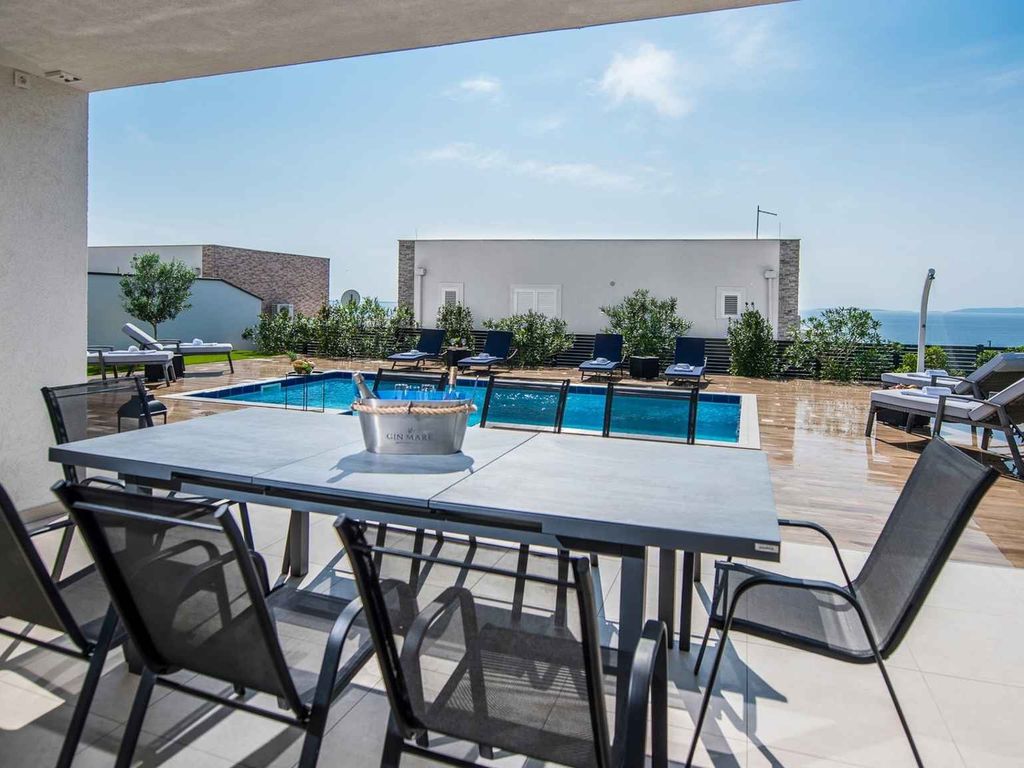 Villa mit Pool und Meerblick