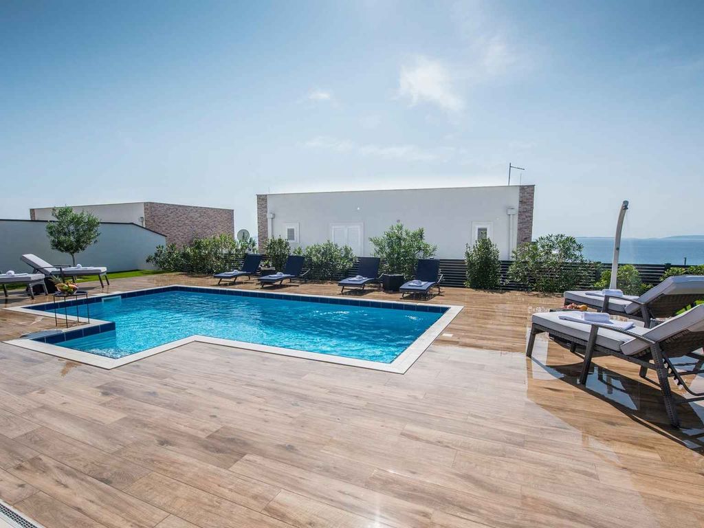Villa mit Pool und Meerblick