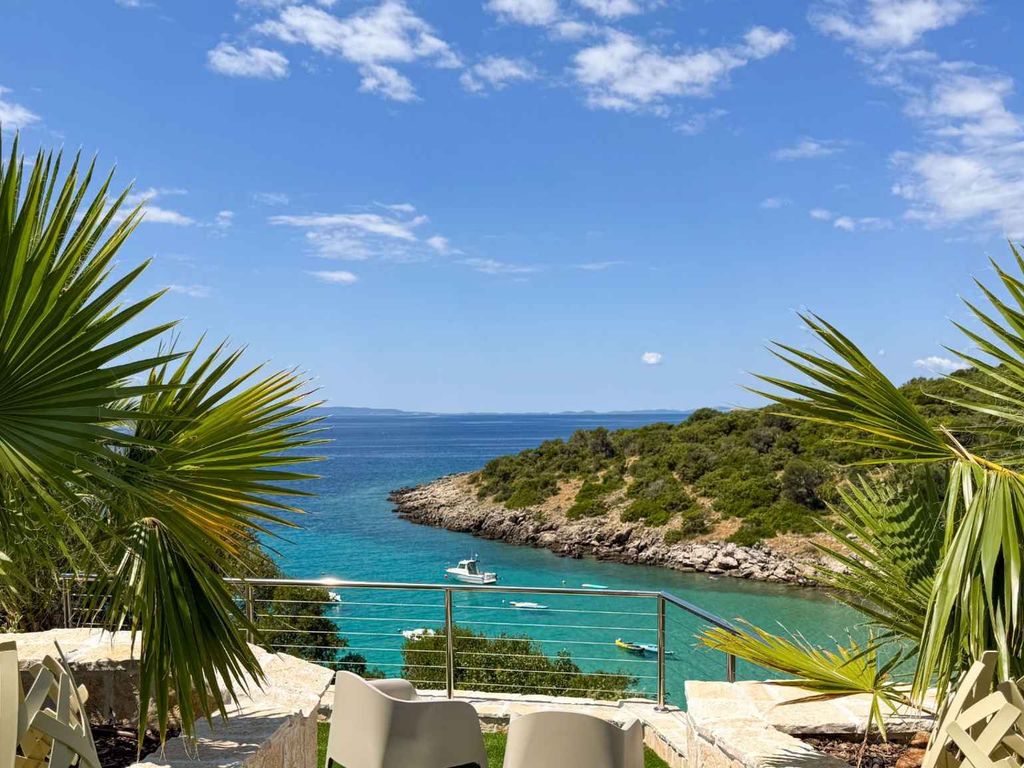 Villa mit Pool und Panoramablick