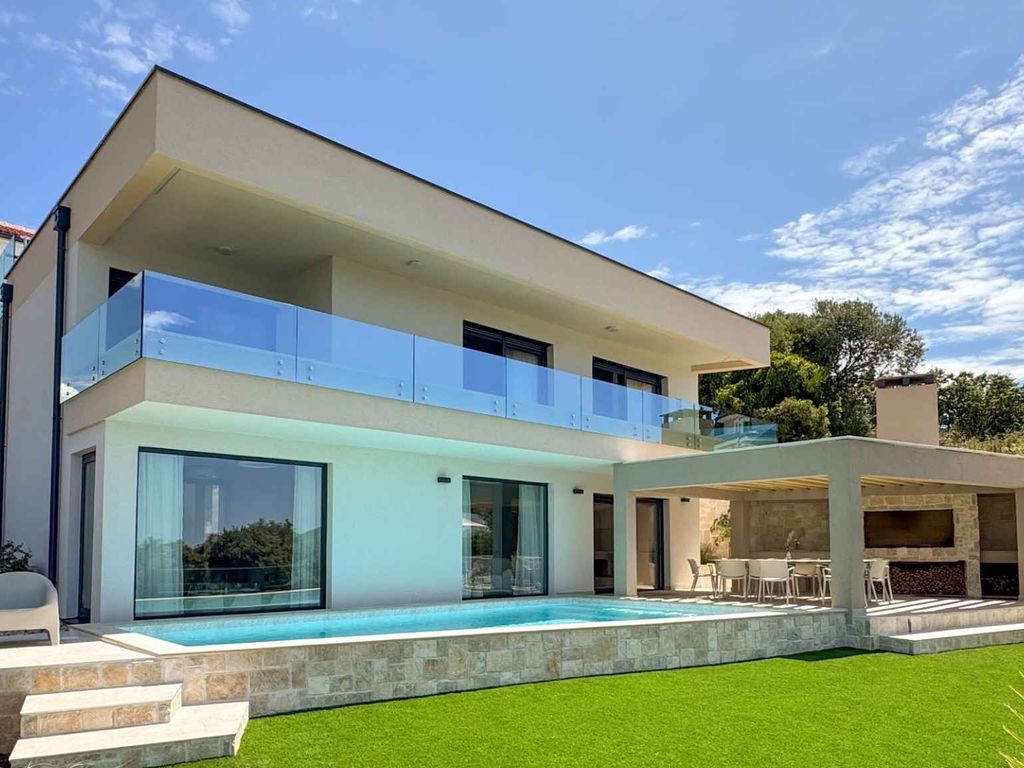 Villa mit Pool und Panoramablick