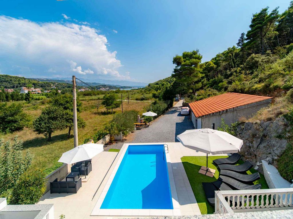 Ferienwohnung mit Pool und Garten