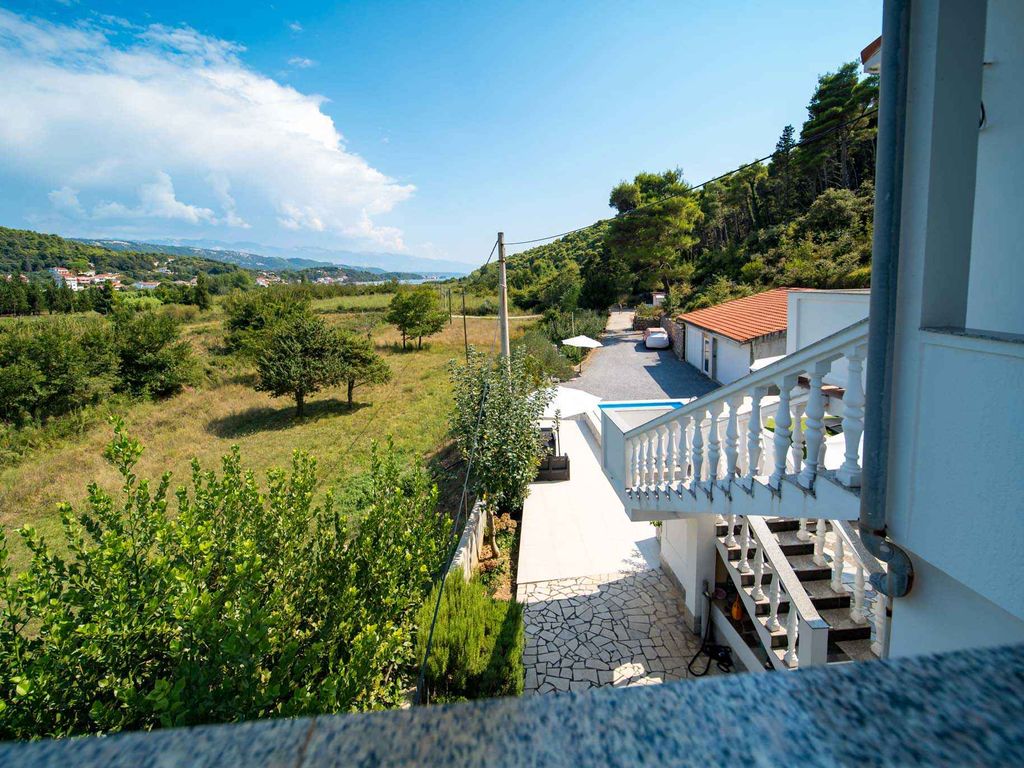 Ferienwohnung mit Pool und Garten