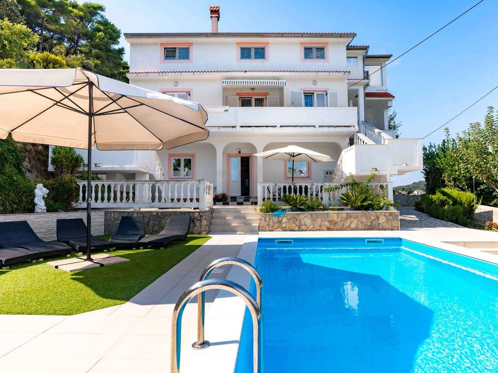Ferienwohnung mit großer Terrasse und Außenpool