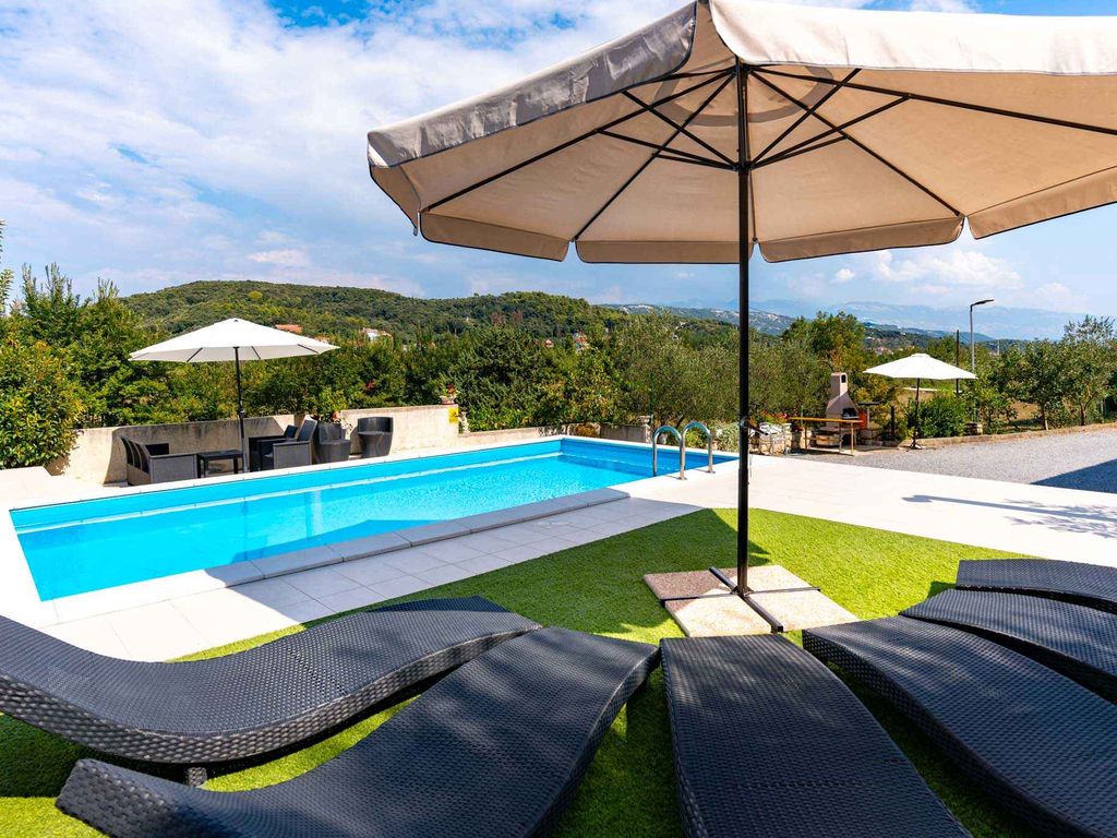 Ferienwohnung mit großer Terrasse und Außenpool