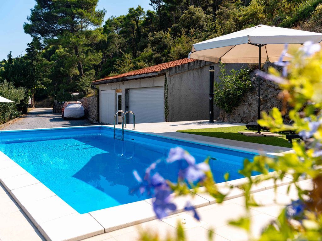 Ferienwohnung mit großer Terrasse und Außenpool