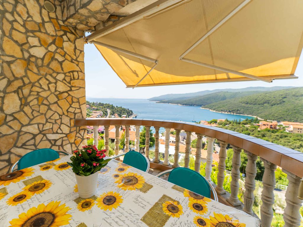 Ferienwohnung mit Balkon und Blick aufs Meer