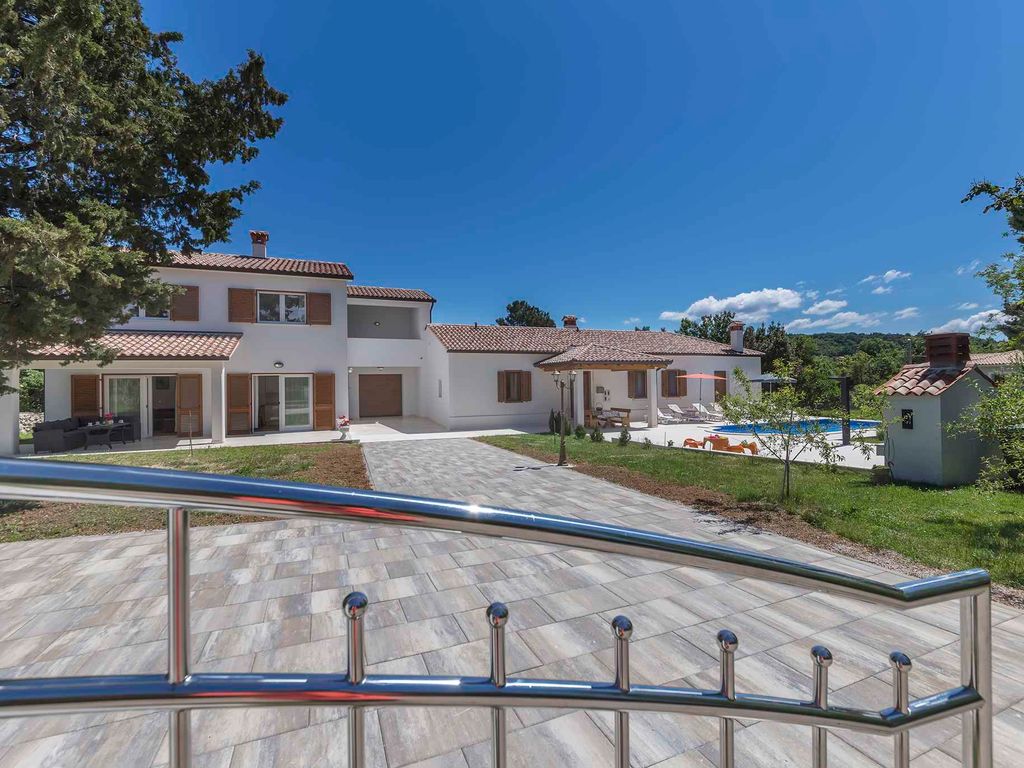 Villa mit Swimmingpool und großem Garten
