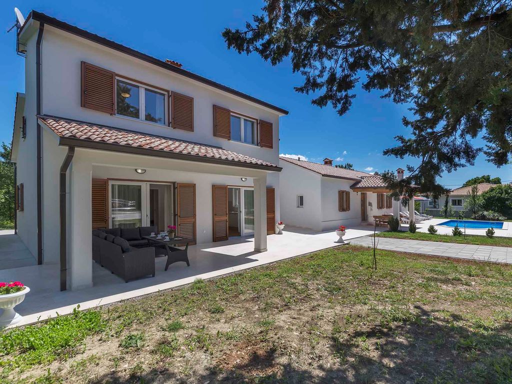 Villa mit Swimmingpool und großem Garten