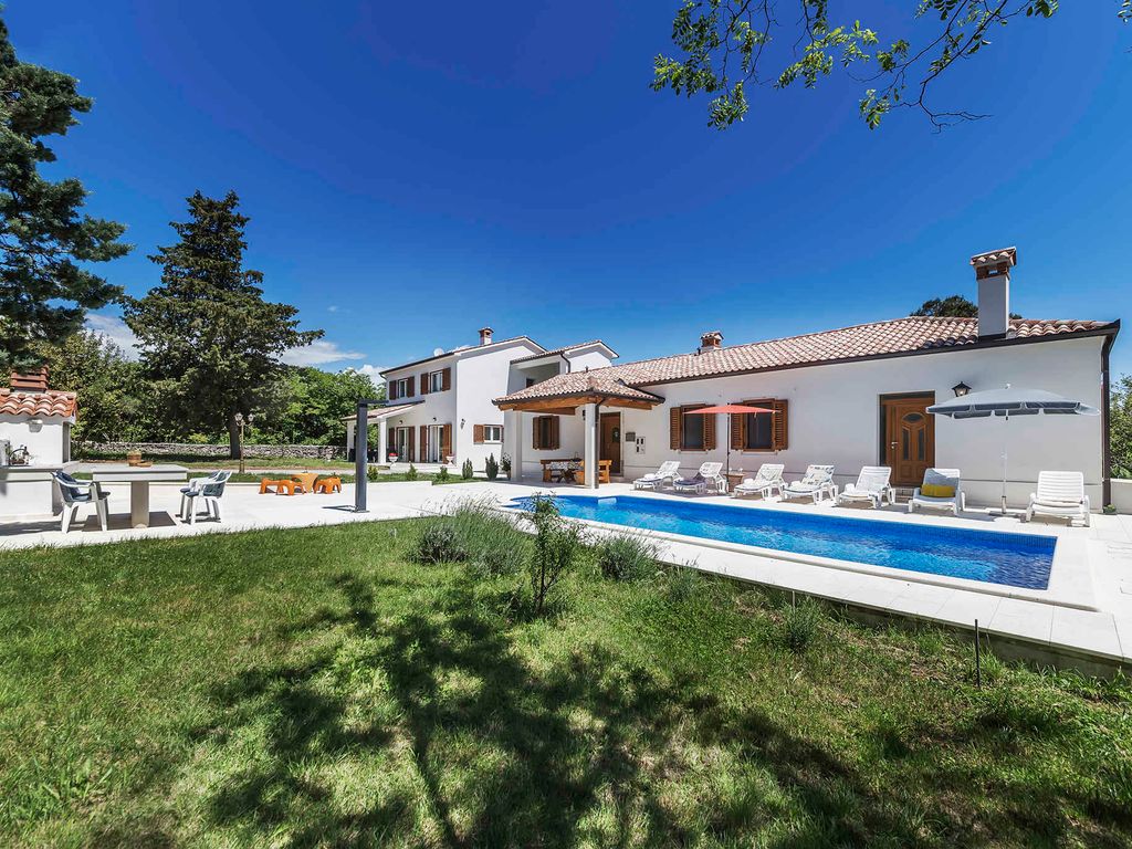 Villa mit Swimmingpool und großem Garten