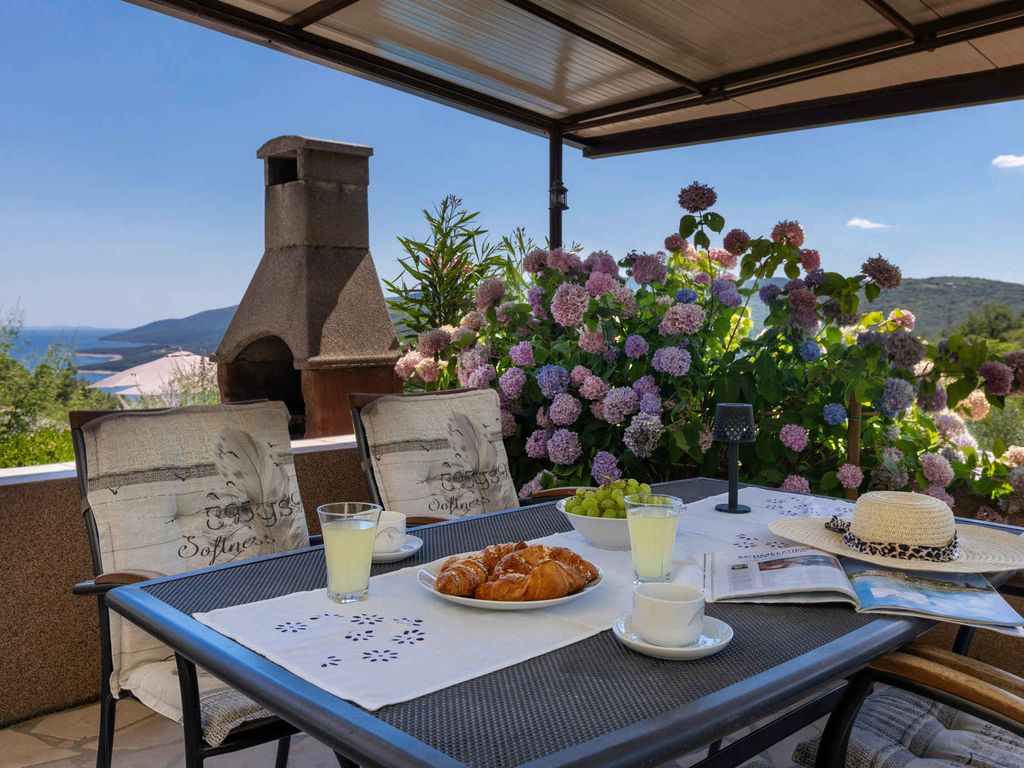 Villa mit Swimmingpool und Panoramablick