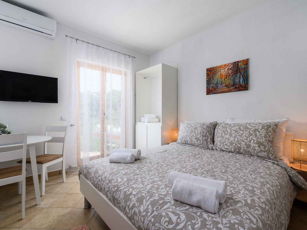 Studio mit Außenpool, Sauna und Whirlpool