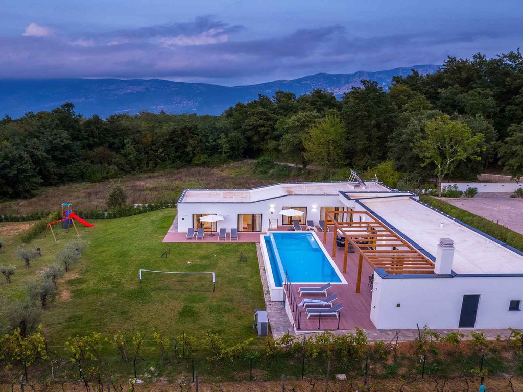 Villa mit Swimmingpool, Volleyball und Kinderspielplatz