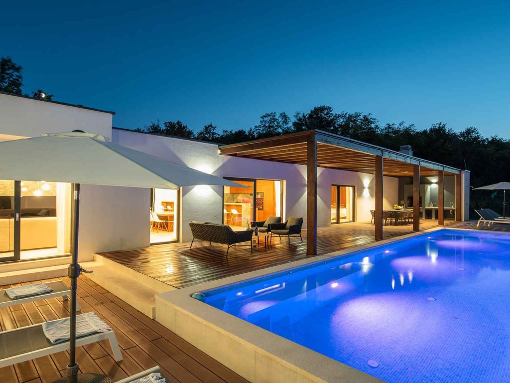 Villa mit Swimmingpool, Volleyball und Kinderspielplatz