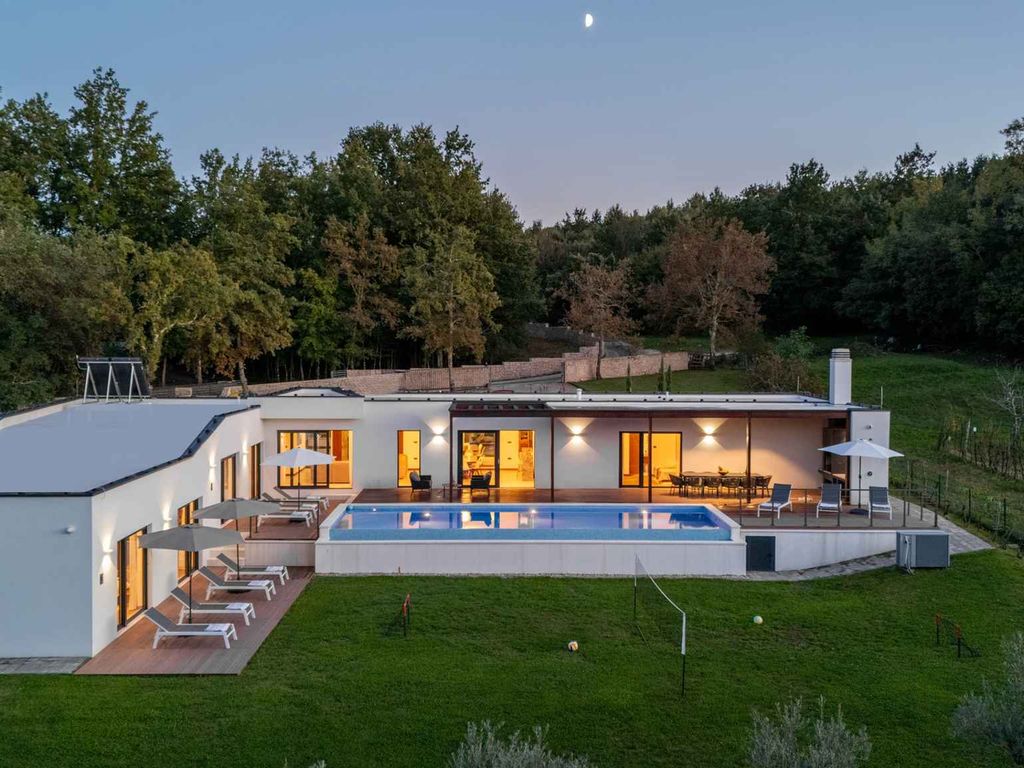 Villa mit Swimmingpool, Volleyball und Kinderspielplatz