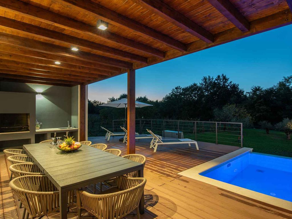 Villa mit Swimmingpool, Volleyball und Kinderspielplatz