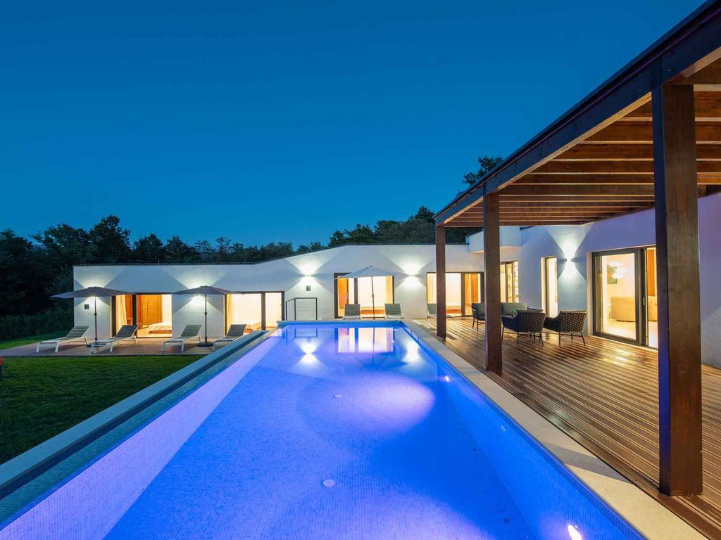 Villa mit Swimmingpool, Volleyball und Kinderspielplatz