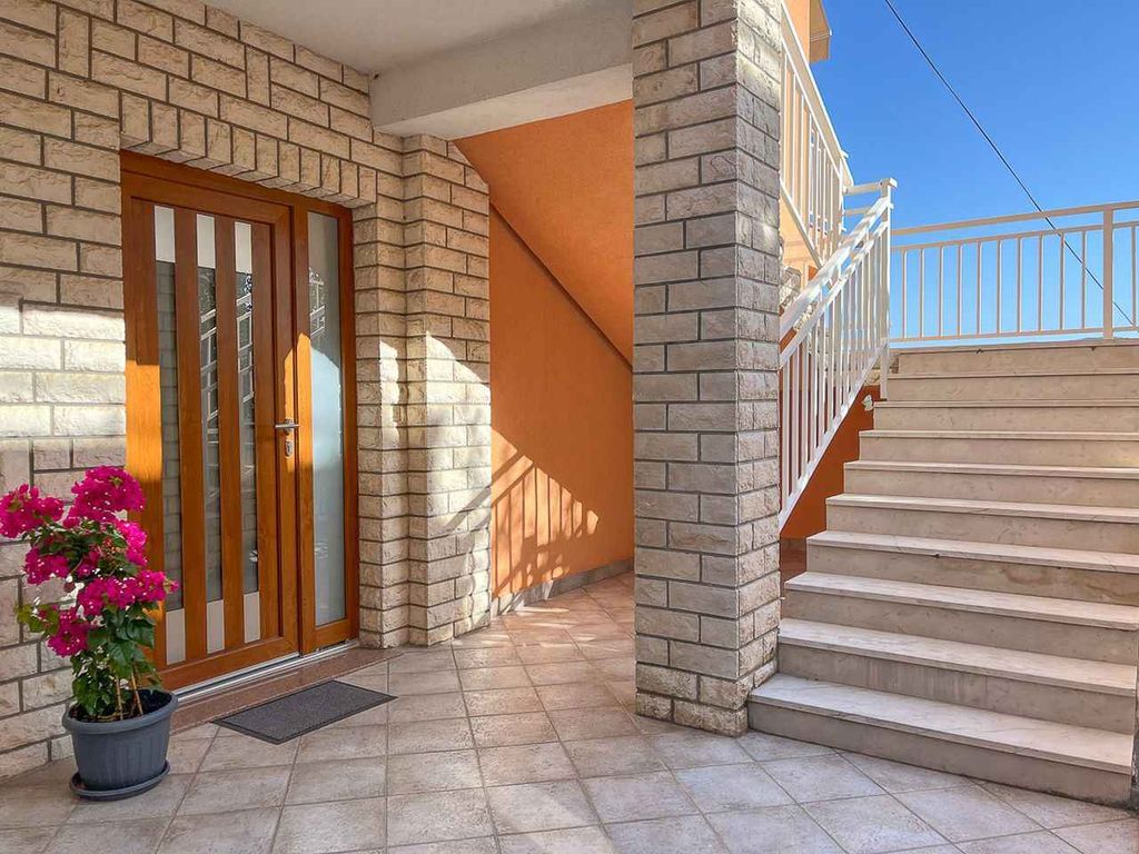 Ferienwohnung mit Terrasse und Meerblick
