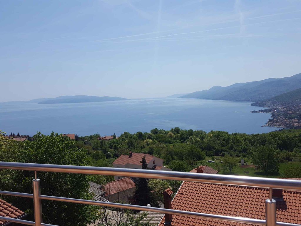 Ferienwohnung mit 50 qm Terrasse und Meerblick